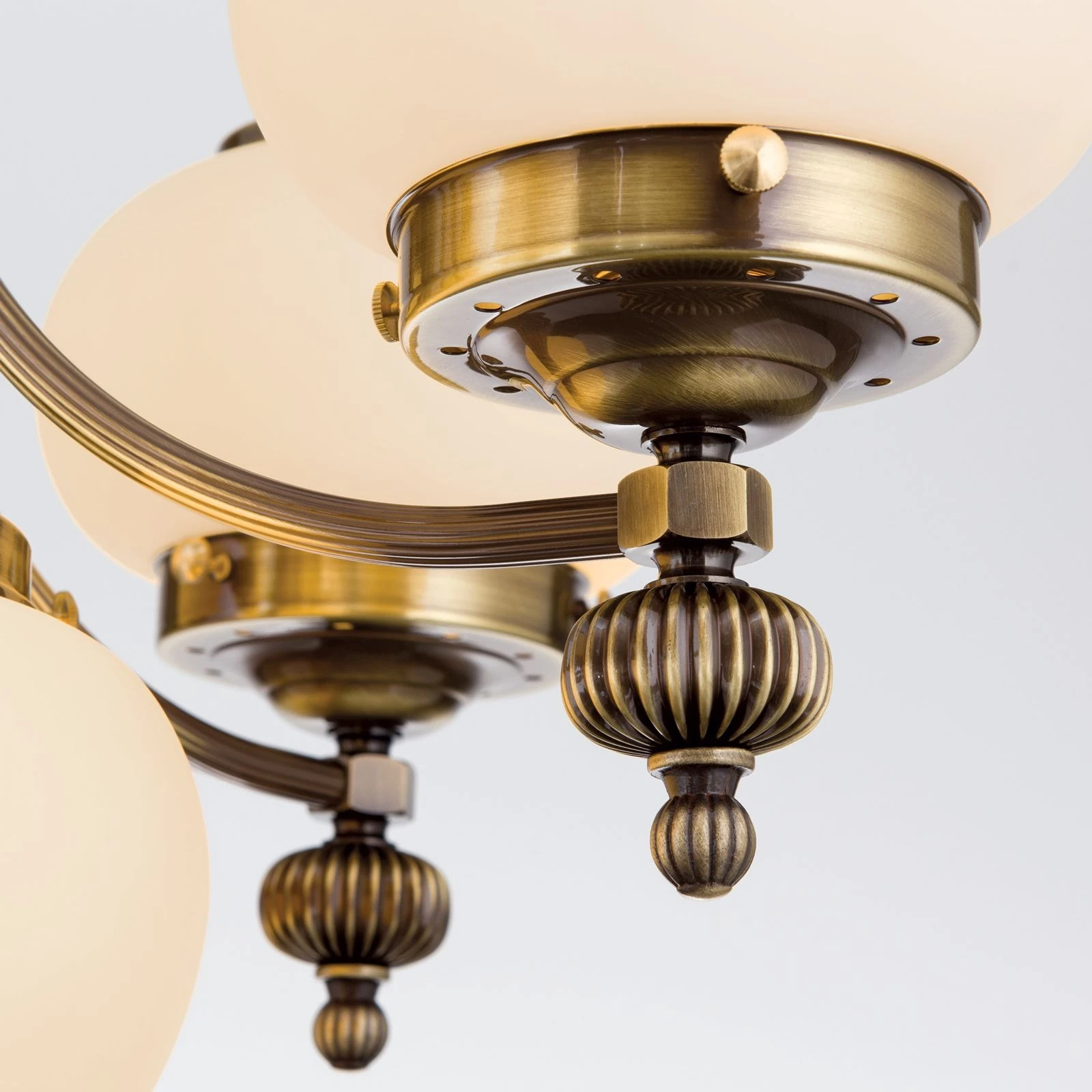 Luster WIENER NOSTALGIE, 5+1 izvora svetla, nagore, antik mesing, šampanj mat staklo - 5