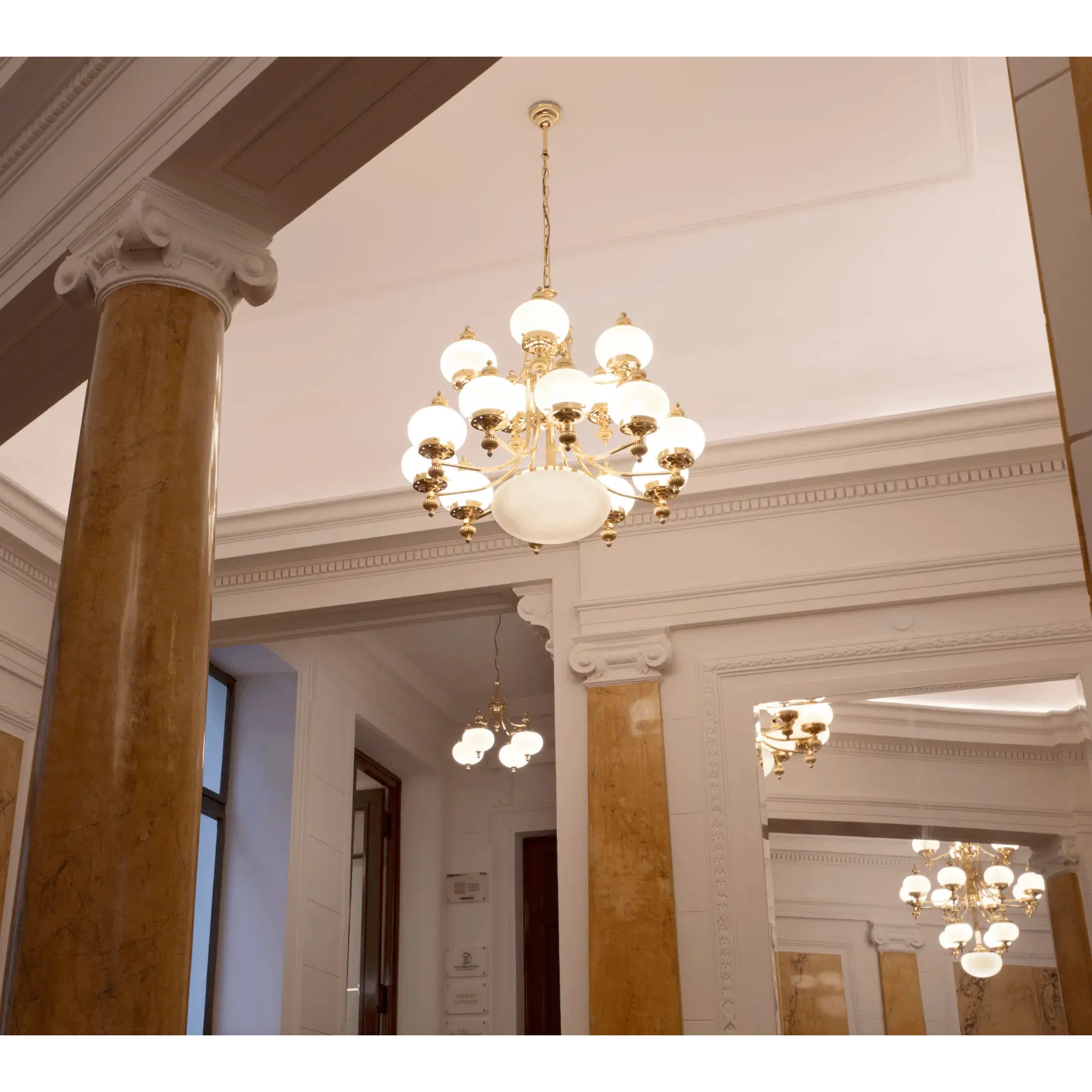 Luster WIENER NOSTALGIE, 16 izvora svetla, sjajni mesing, sa opal mat staklom, usmeren nagore - 9