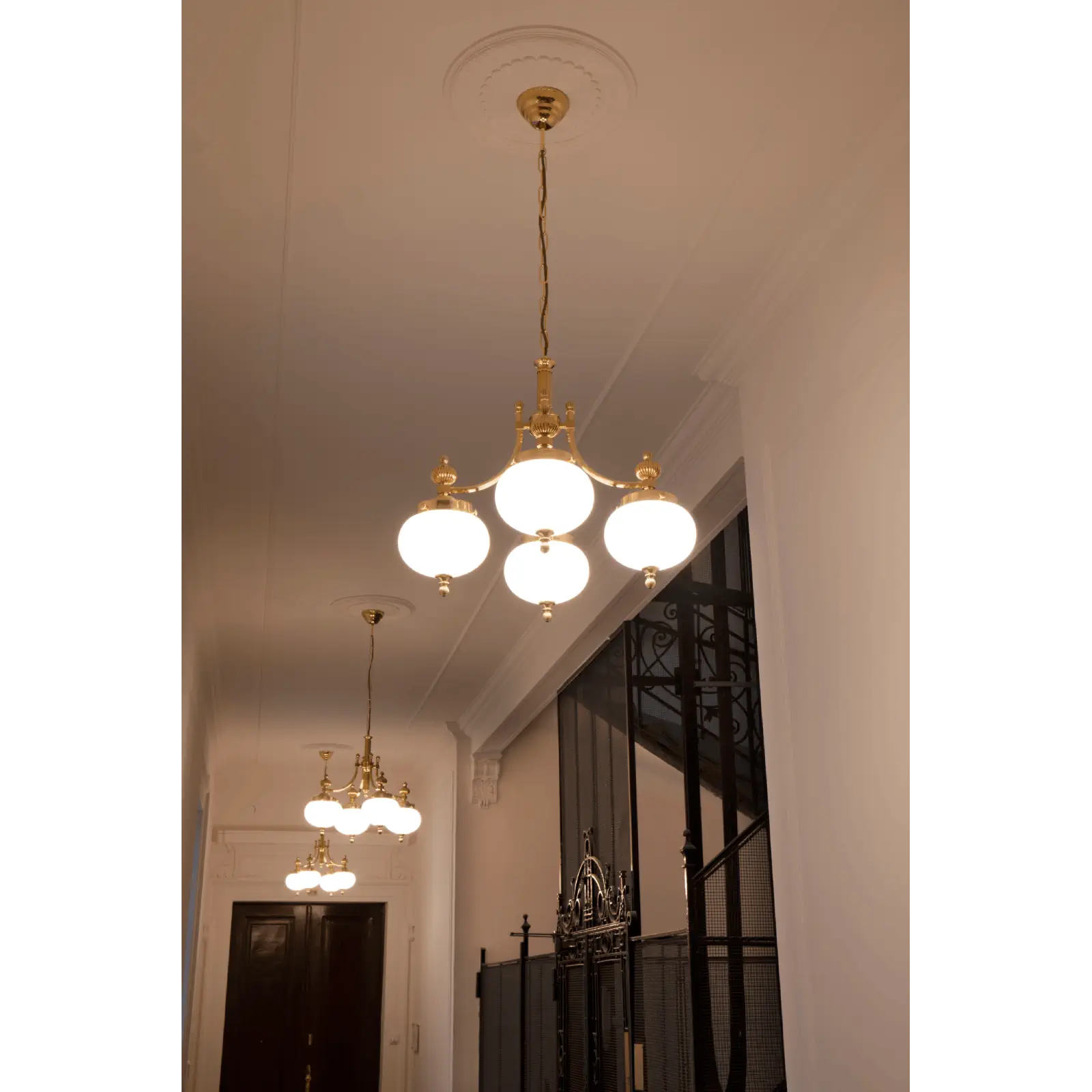 Luster WIENER NOSTALGIE, 4 izvora svetla, sjajni mesing, sa opal mat staklom, usmeren nadole - 9