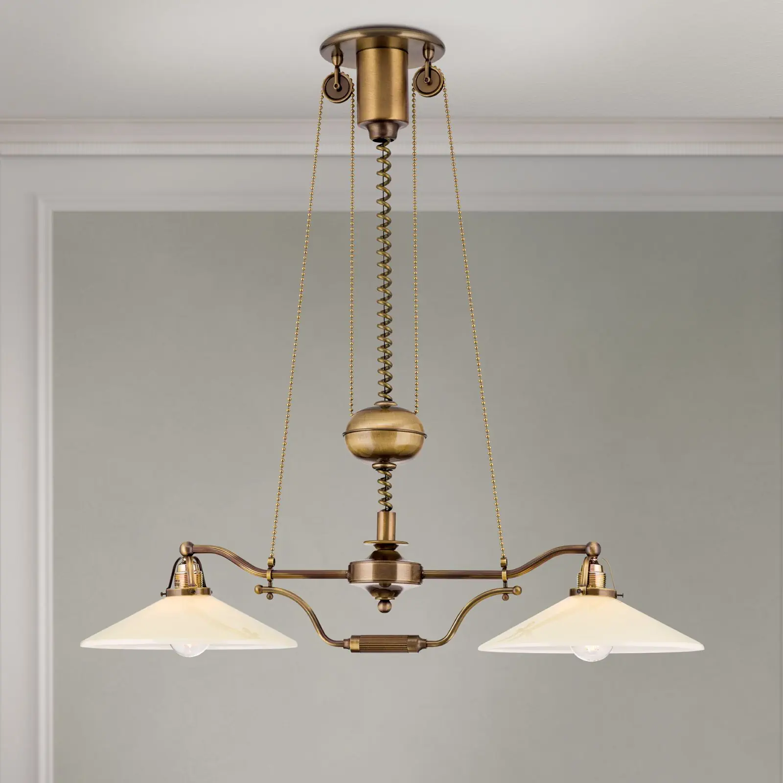 Luster ARTDESIGN, antik mesing, šampanj abažuri, 2 svetlosna izvora + mehanizam za podešavanje visine (kontra-teg)