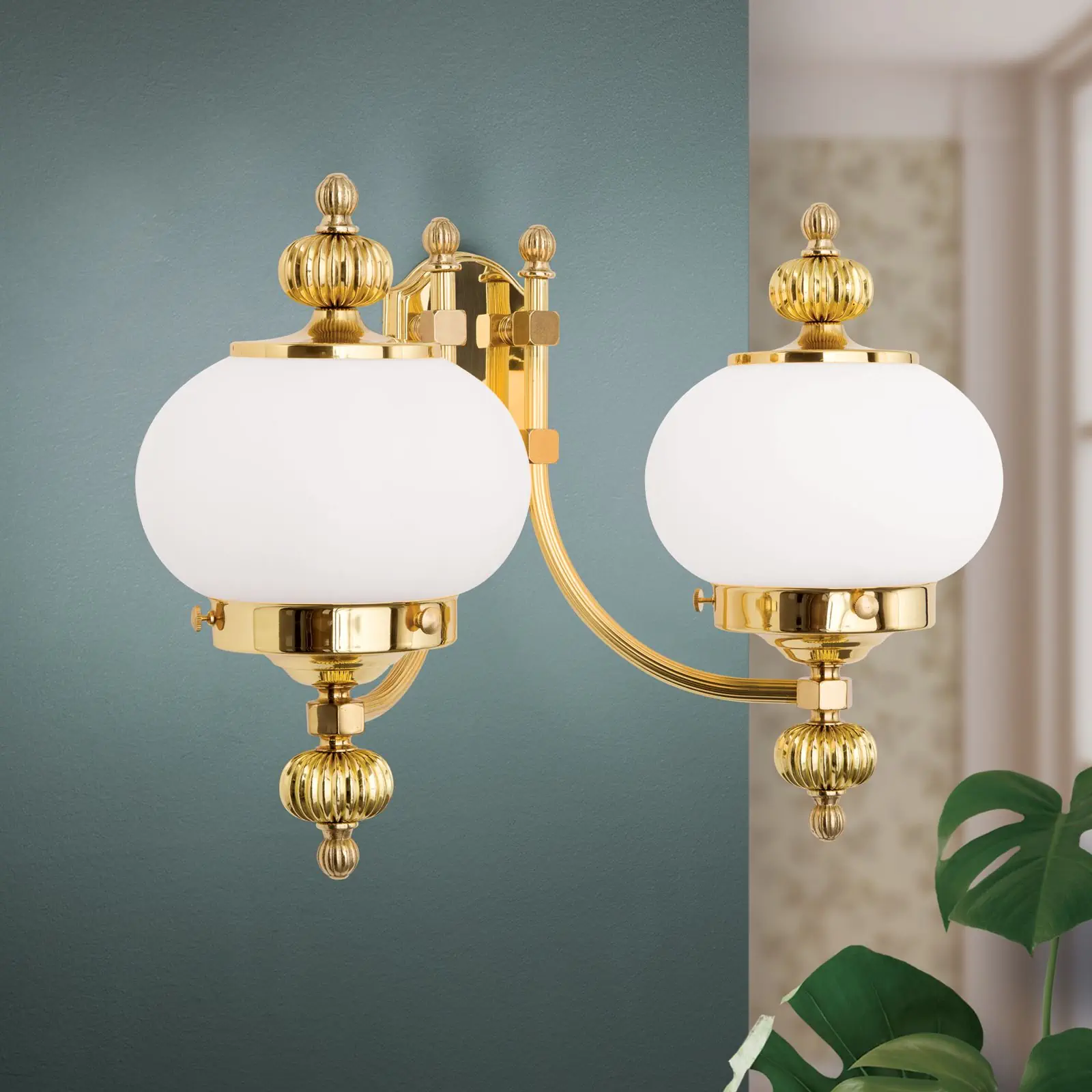 Zidna lampa WIENER NOSTALGIE, 2 izvora svetla, sjajni mesing, sa opal mat staklom, usmerena nagore - 2