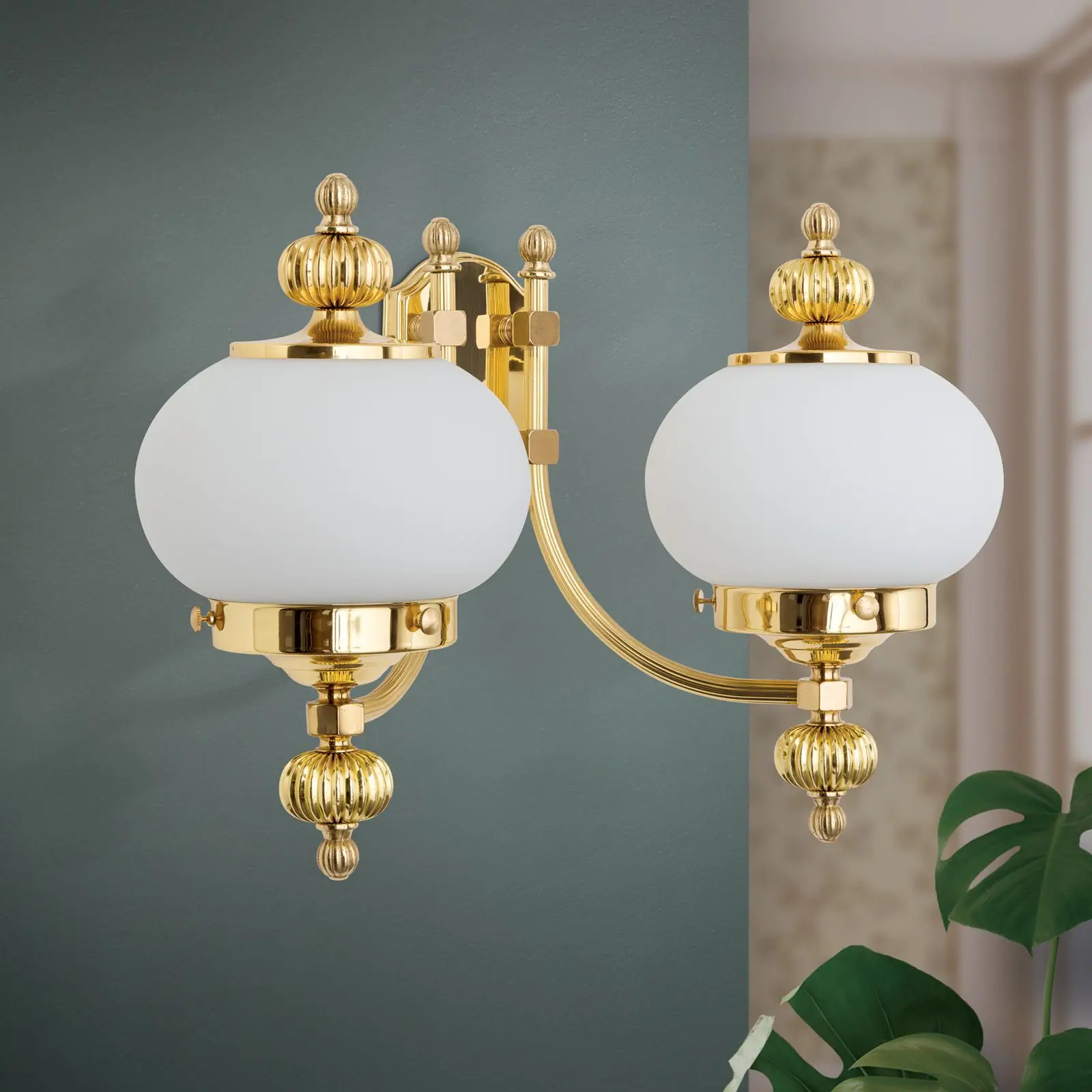 Zidna lampa WIENER NOSTALGIE, 2 izvora svetla, sjajni mesing, sa opal mat staklom, usmerena nagore - 3