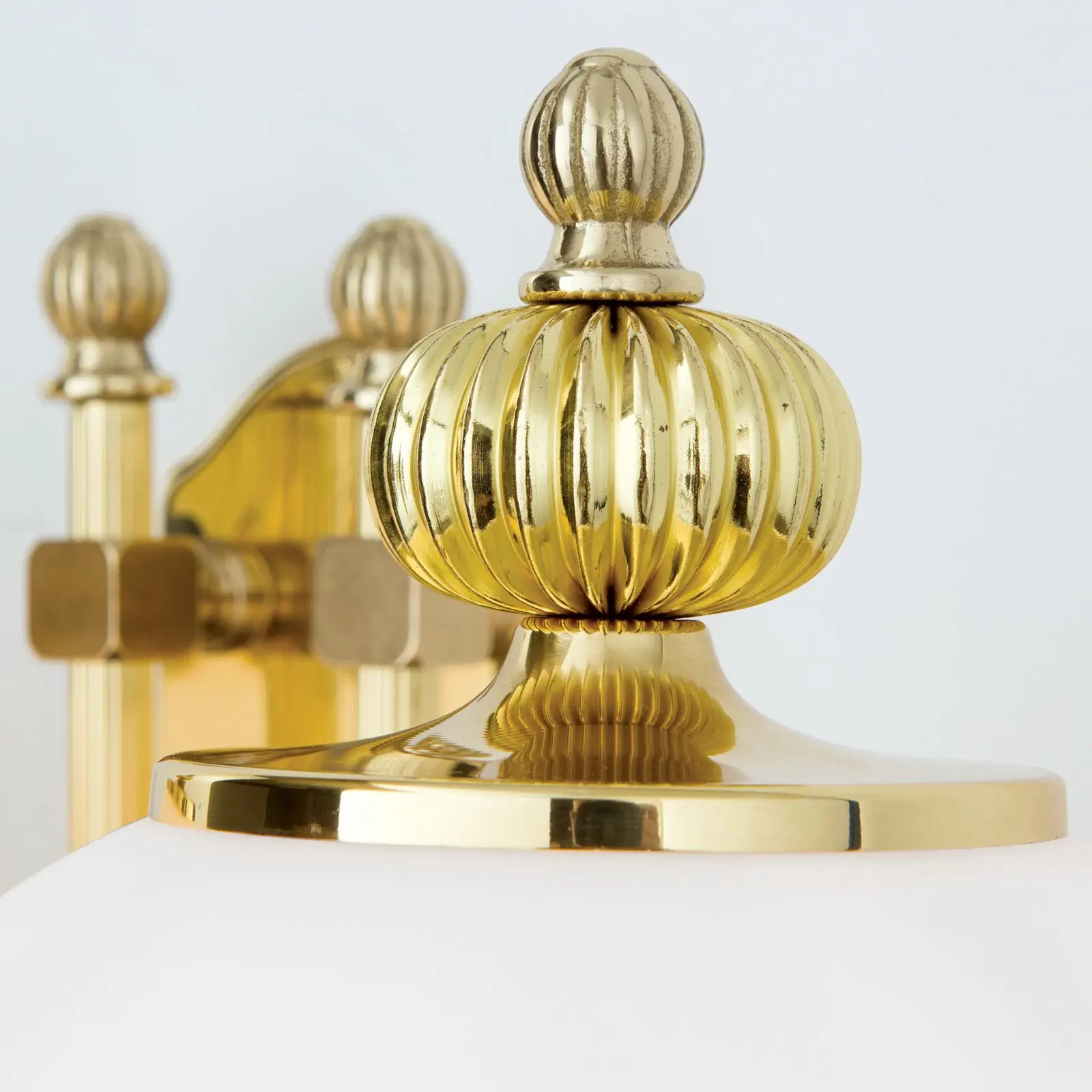 Zidna lampa WIENER NOSTALGIE, 2 izvora svetla, sjajni mesing, sa opal mat staklom, usmerena nagore - 6