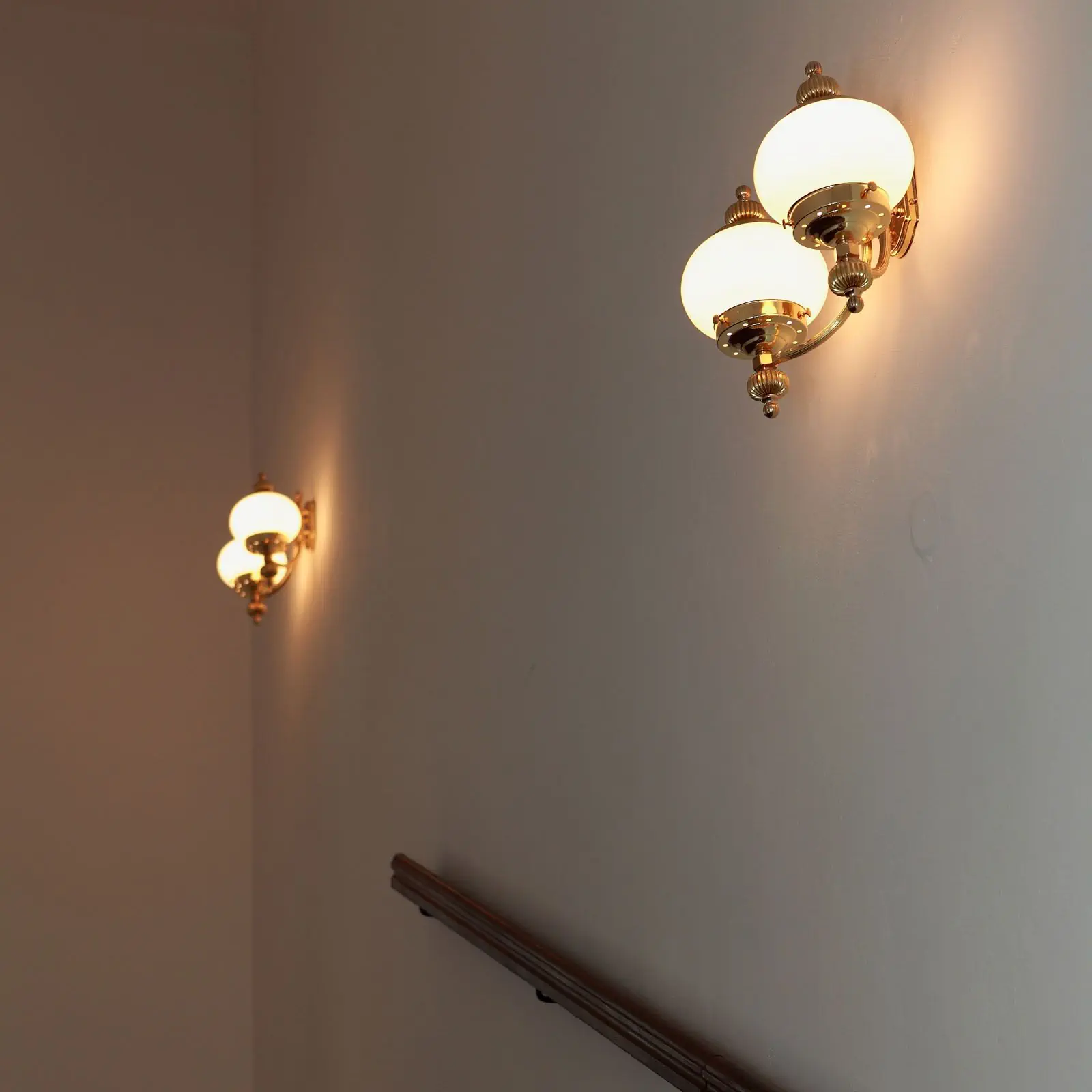 Zidna lampa WIENER NOSTALGIE, 2 izvora svetla, sjajni mesing, sa opal mat staklom, usmerena nagore - 9