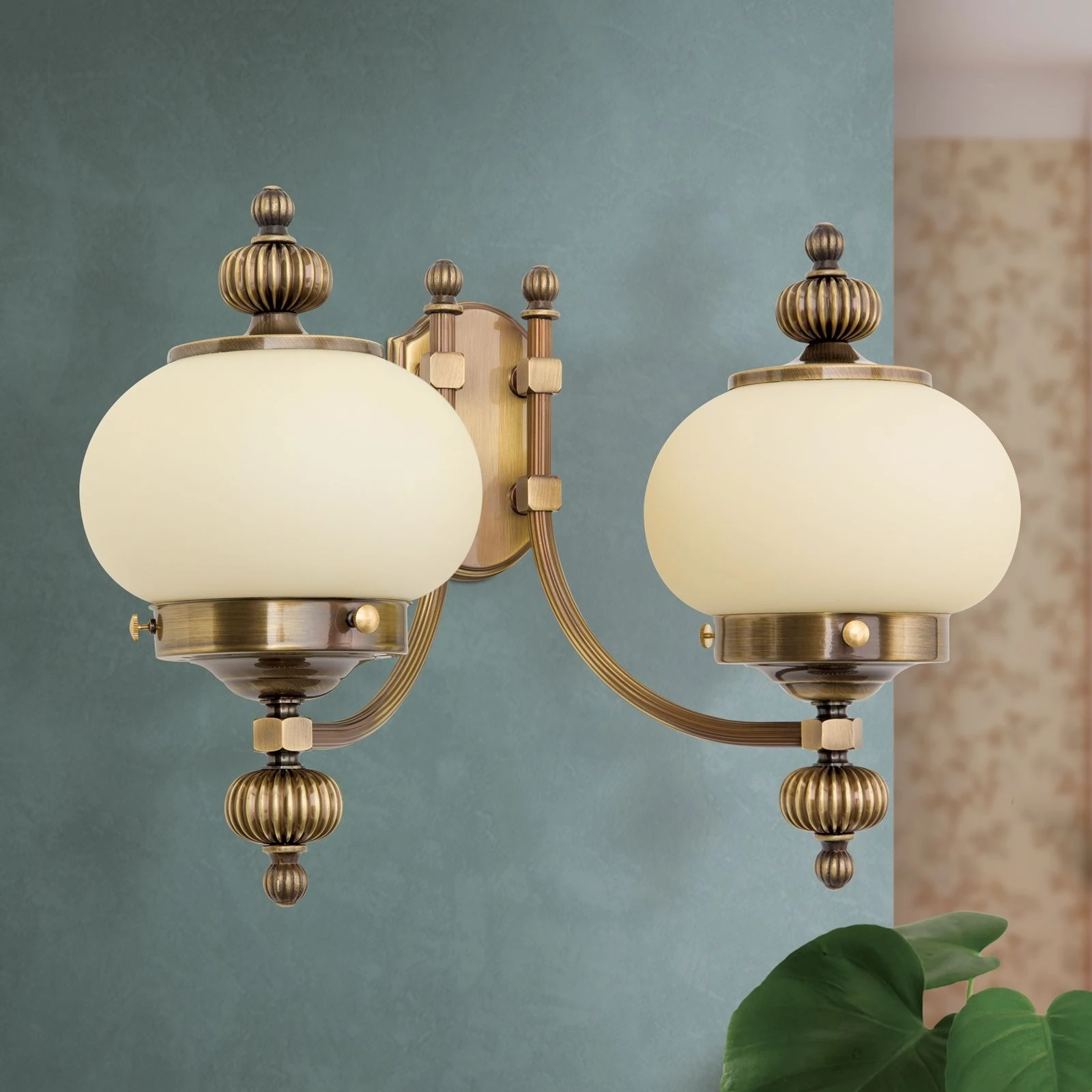 Zidna lampa WIENER NOSTALGIE, 2 izvora svetla, nagore, antik mesing, šampanj staklo - 3