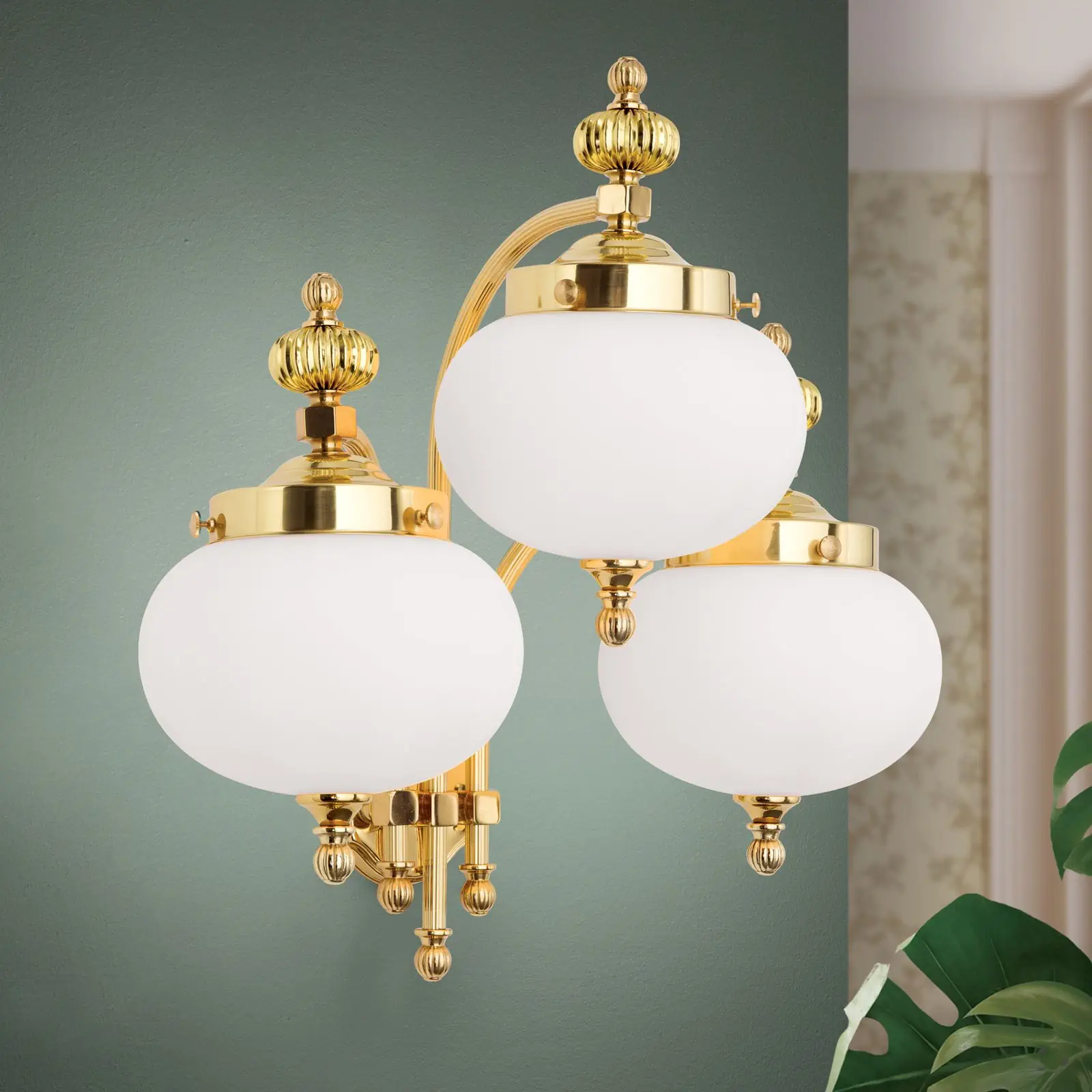 Zidna lampa WIENER NOSTALGIE, 3 izvora svetla, sjajni mesing, sa opal mat staklom, usmerena nadole