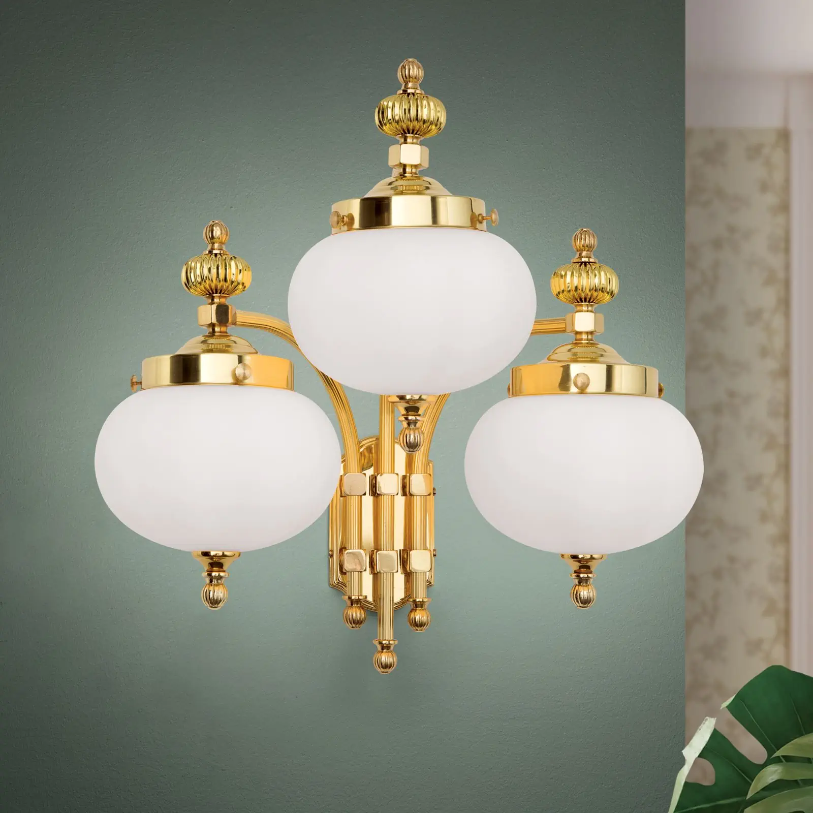 Zidna lampa WIENER NOSTALGIE, 3 izvora svetla, sjajni mesing, sa opal mat staklom, usmerena nadole - 2