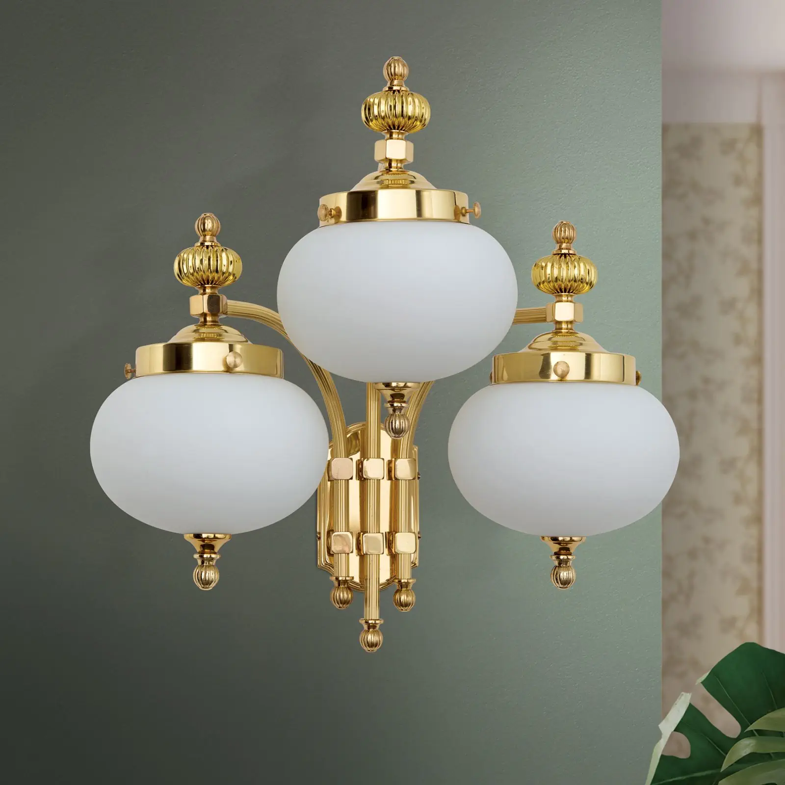 Zidna lampa WIENER NOSTALGIE, 3 izvora svetla, sjajni mesing, sa opal mat staklom, usmerena nadole - 3