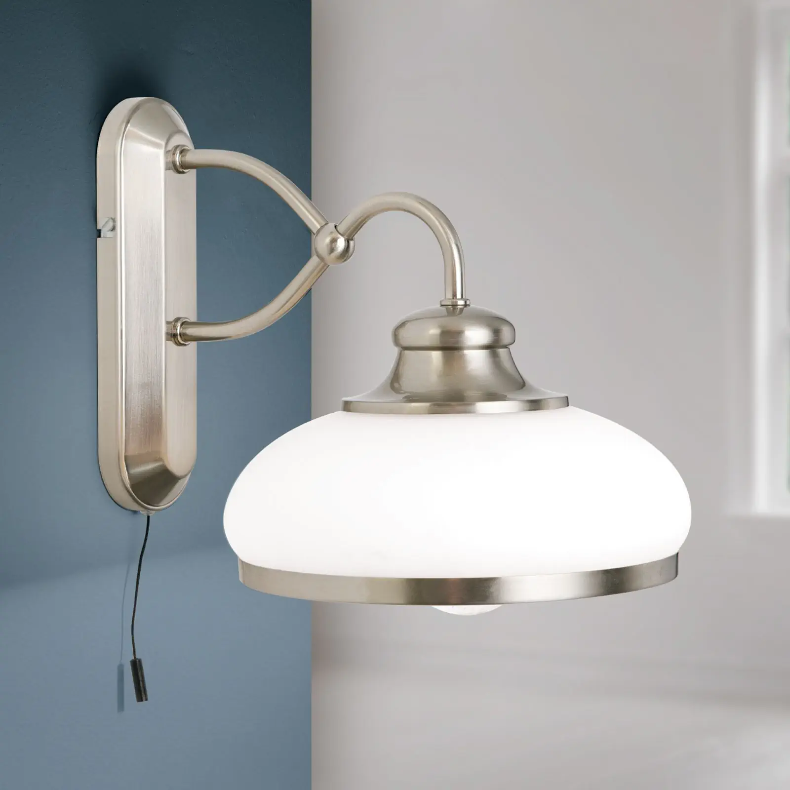 Zidna lampa LANDHAUS, sa jednim izvorom svetla, satinisani hrom, sa belim opal staklom - 1