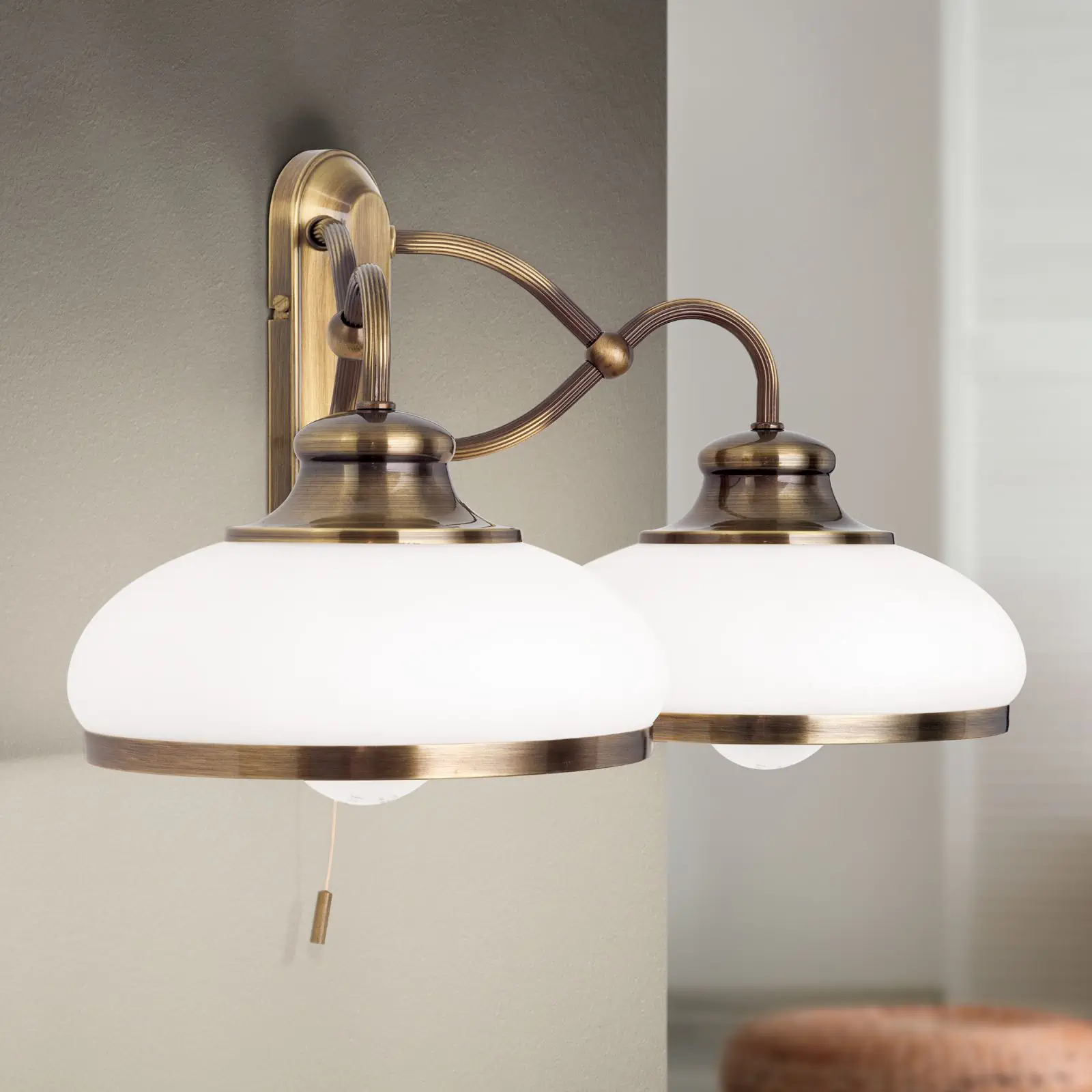 Zidna lampa LANDHAUS, sa dva izvora svetla, antik mesing, sa belim opal staklima - 1