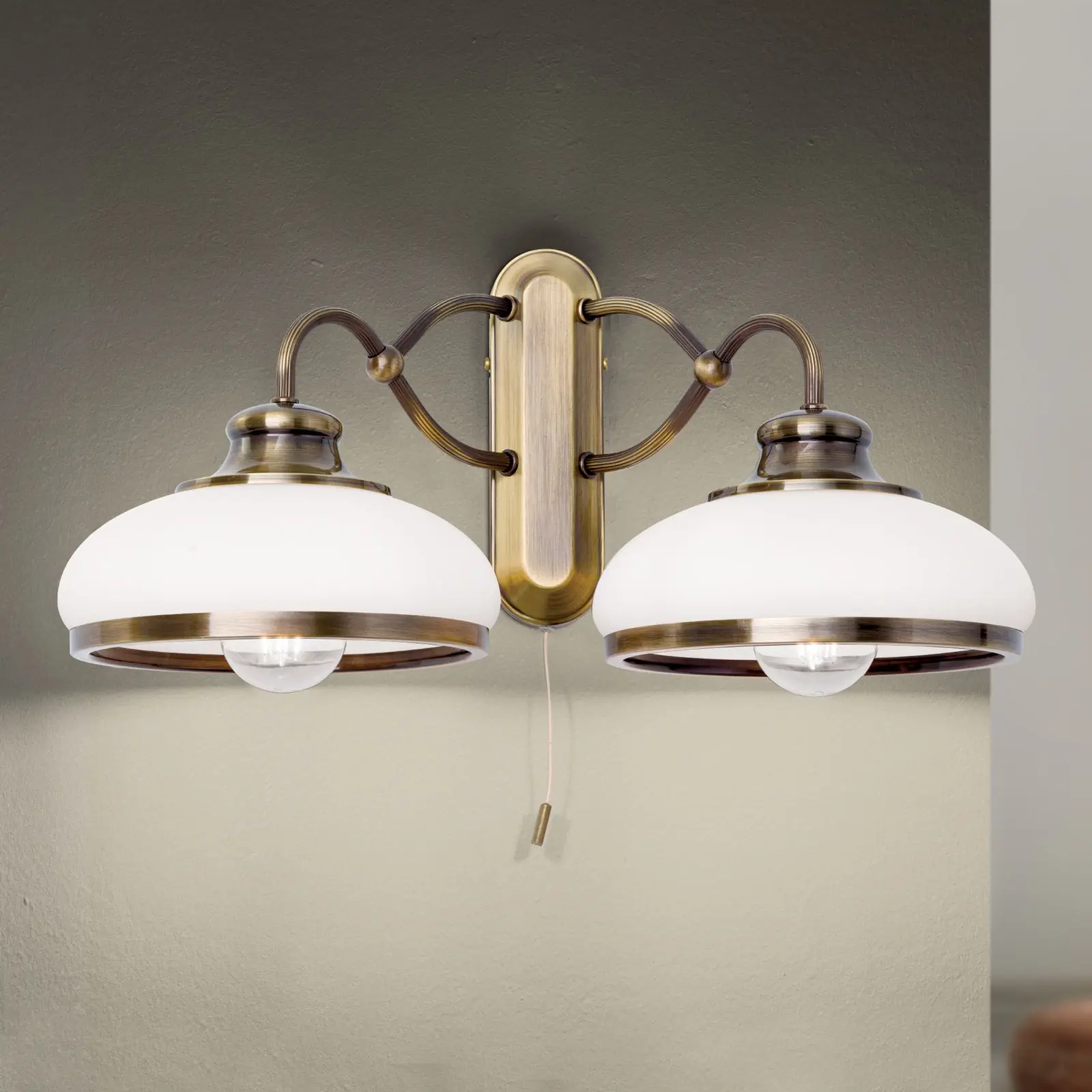 Zidna lampa LANDHAUS, sa dva izvora svetla, antik mesing, sa belim opal staklima - 2