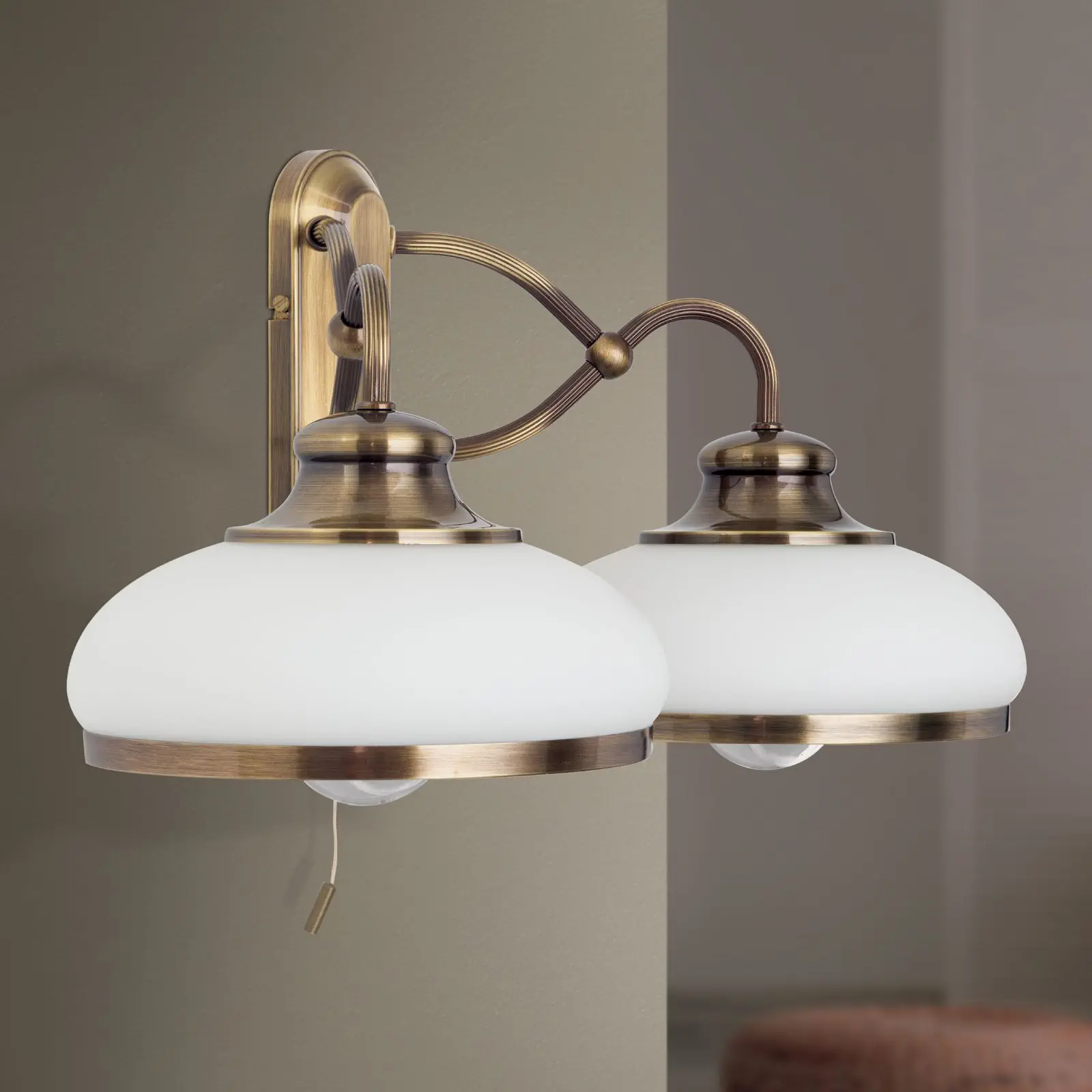 Zidna lampa LANDHAUS, sa dva izvora svetla, antik mesing, sa belim opal staklima - 3