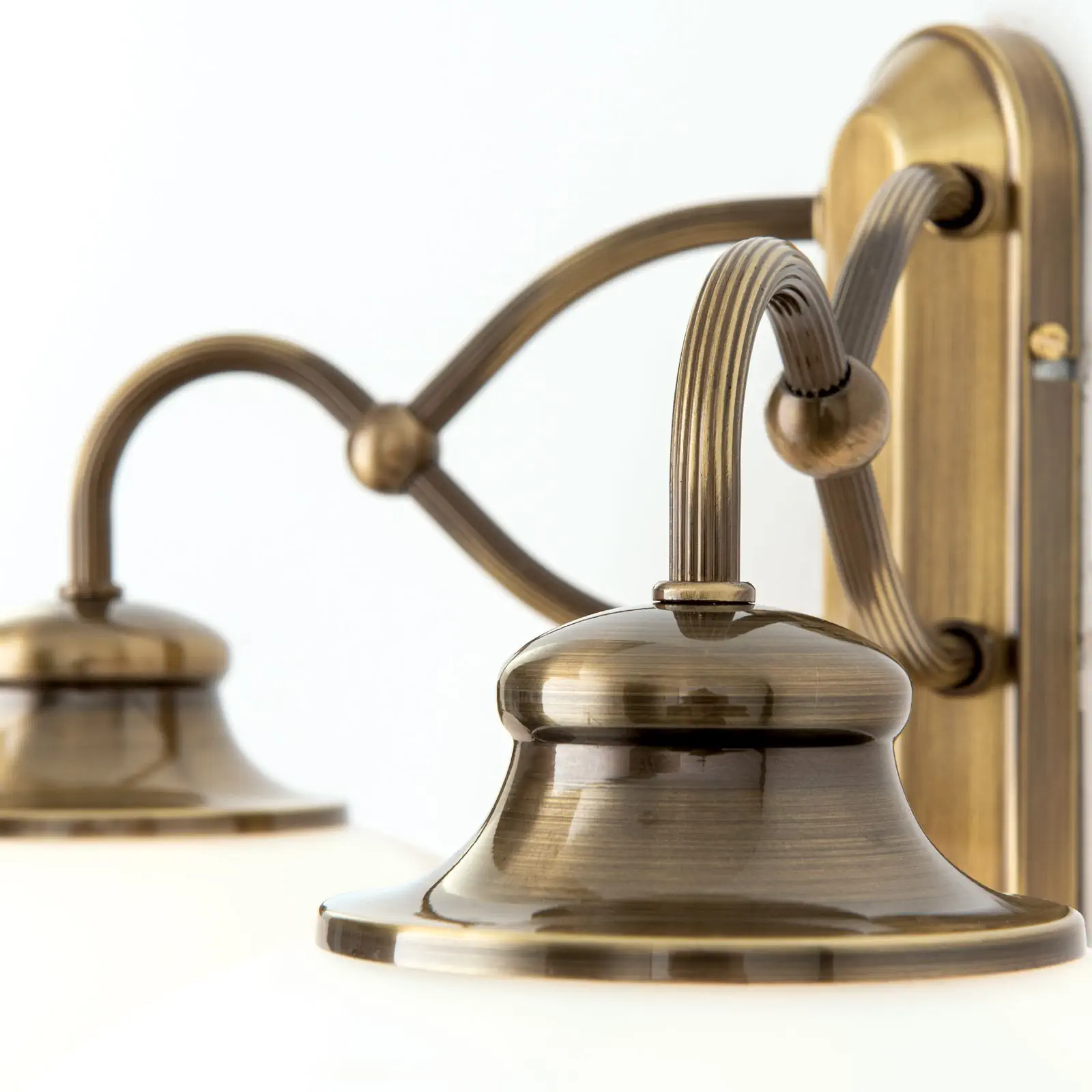 Zidna lampa LANDHAUS, sa dva izvora svetla, antik mesing, sa belim opal staklima - 5