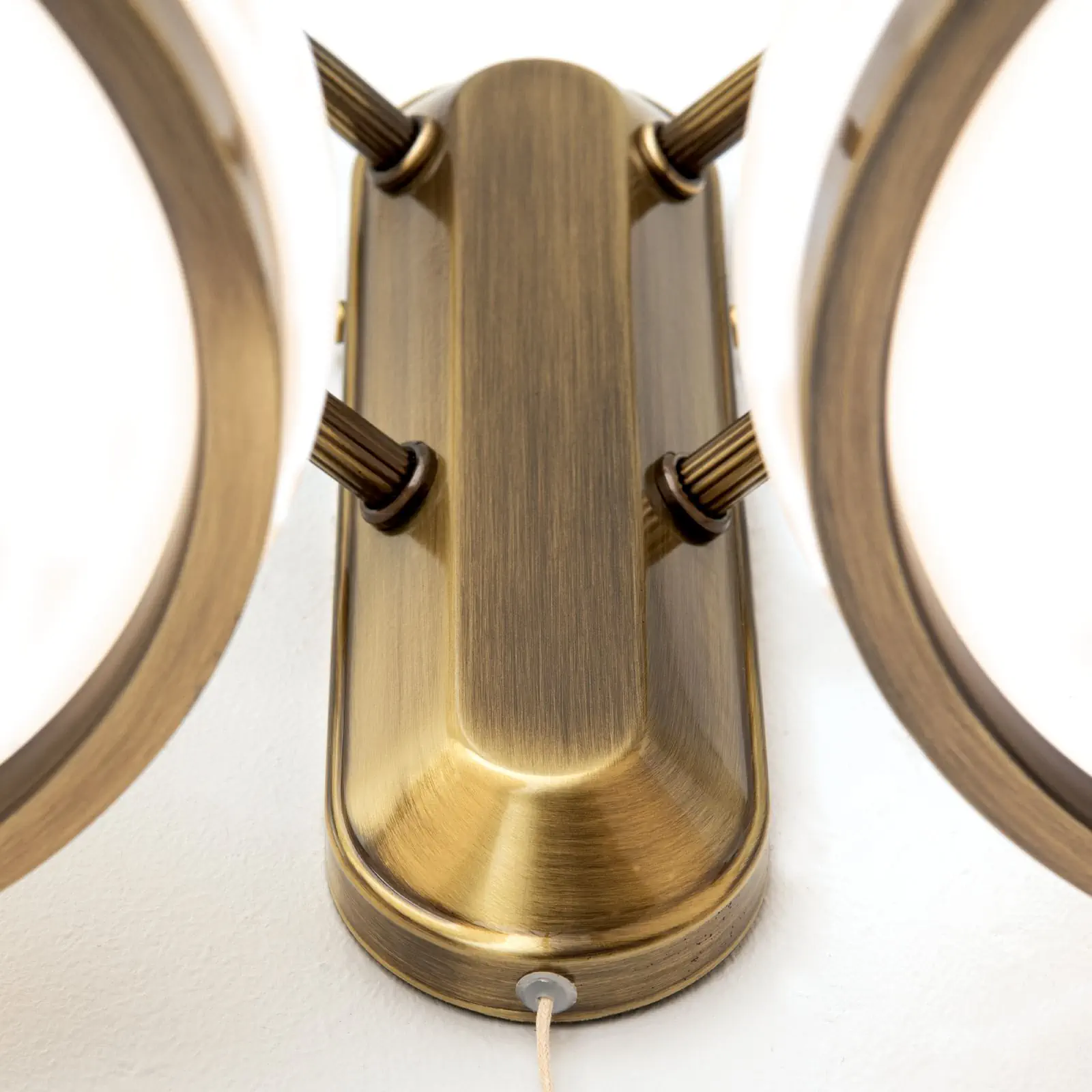 Zidna lampa LANDHAUS, sa dva izvora svetla, antik mesing, sa belim opal staklima - 6