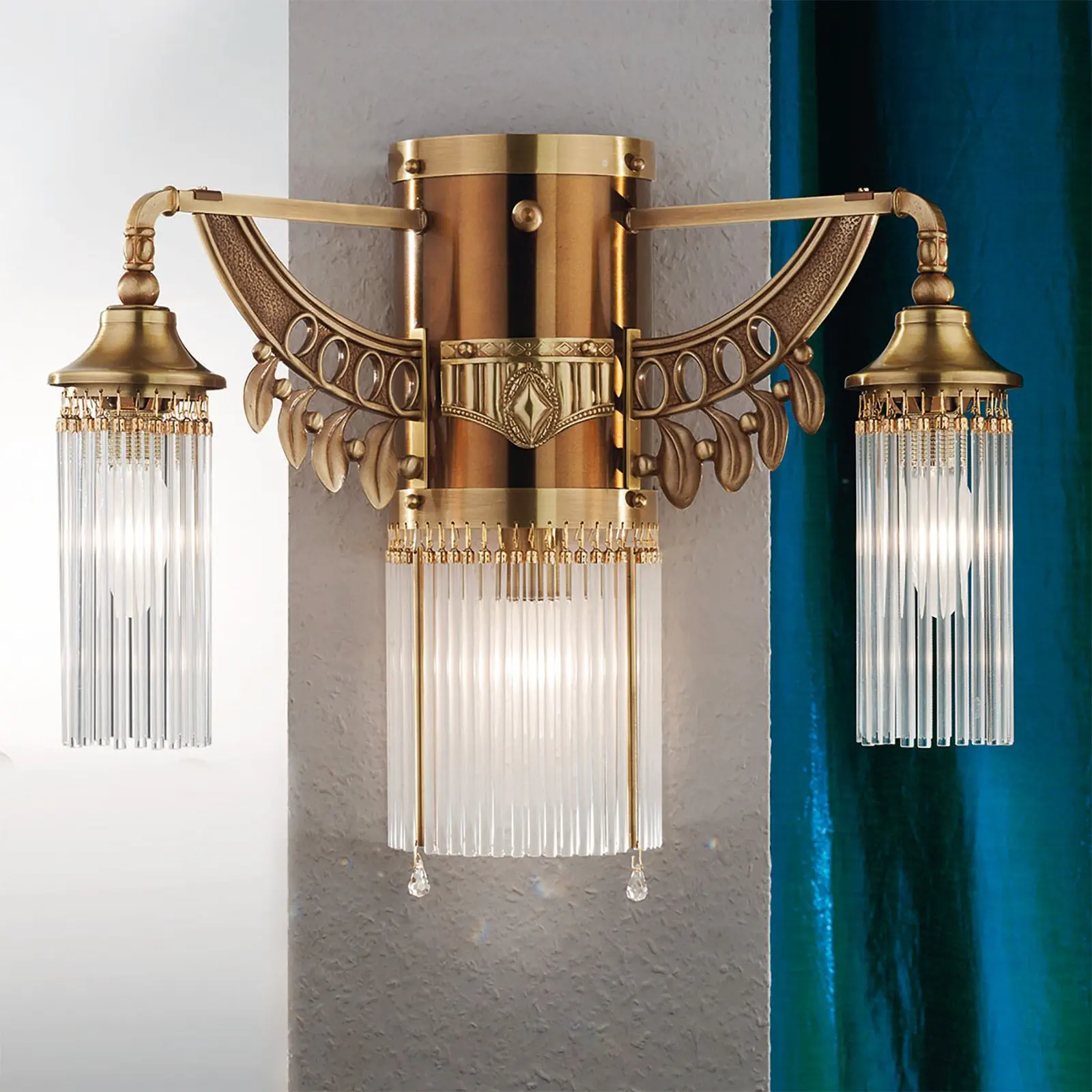 Zidna lampa ADELE, sa tri izvora svetla, stari mesing, sa staklenim štapićima