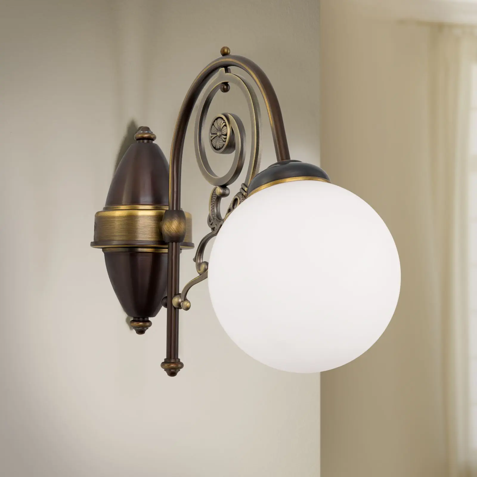 Zidna lampa RINGSTRASSE, sa starim mesingom i opal staklom - 2