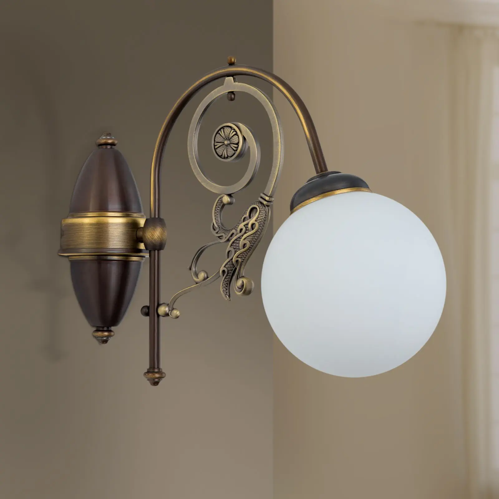 Zidna lampa RINGSTRASSE, sa starim mesingom i opal staklom - 3