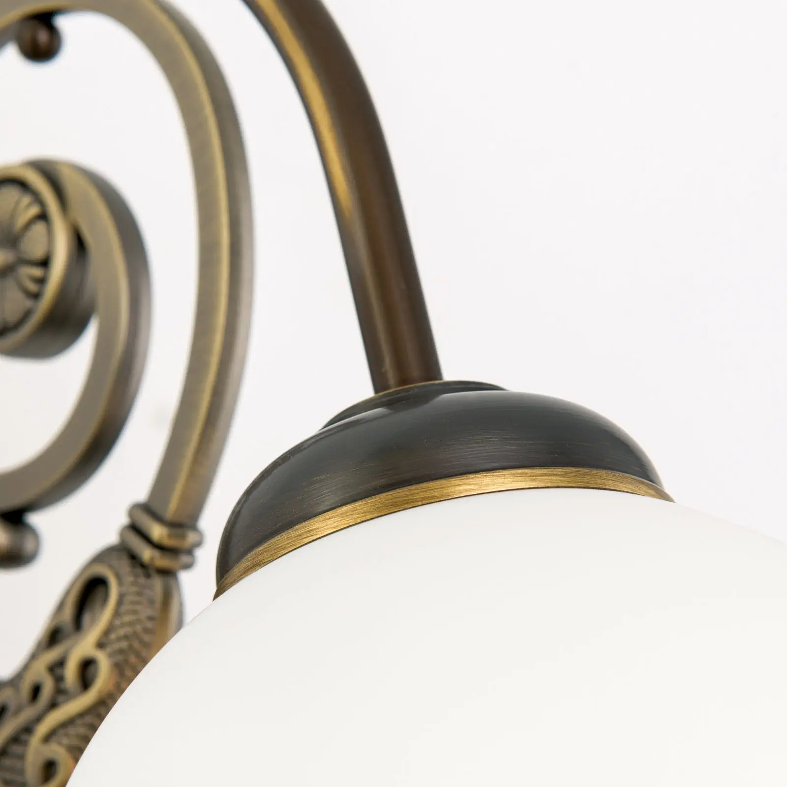 Zidna lampa RINGSTRASSE, sa starim mesingom i opal staklom - 6