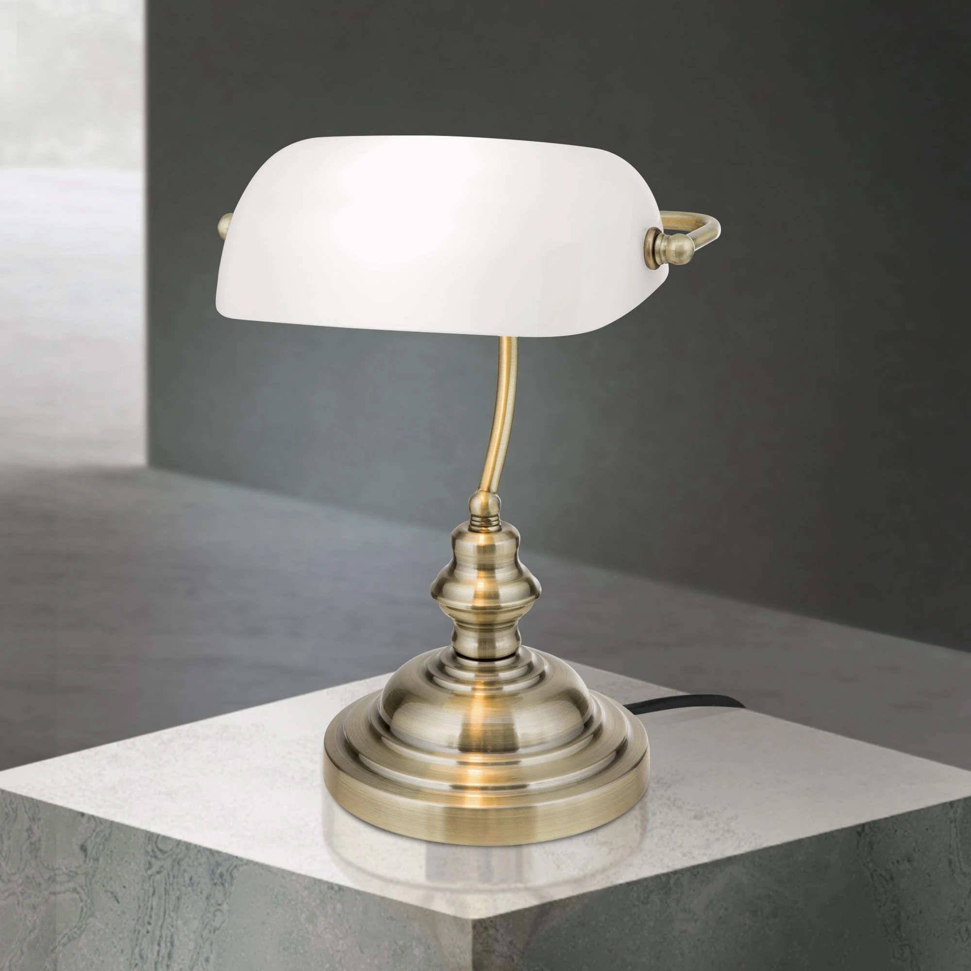 Bankarska lampa BANKERSLAMP, antik mesing, opalno staklo