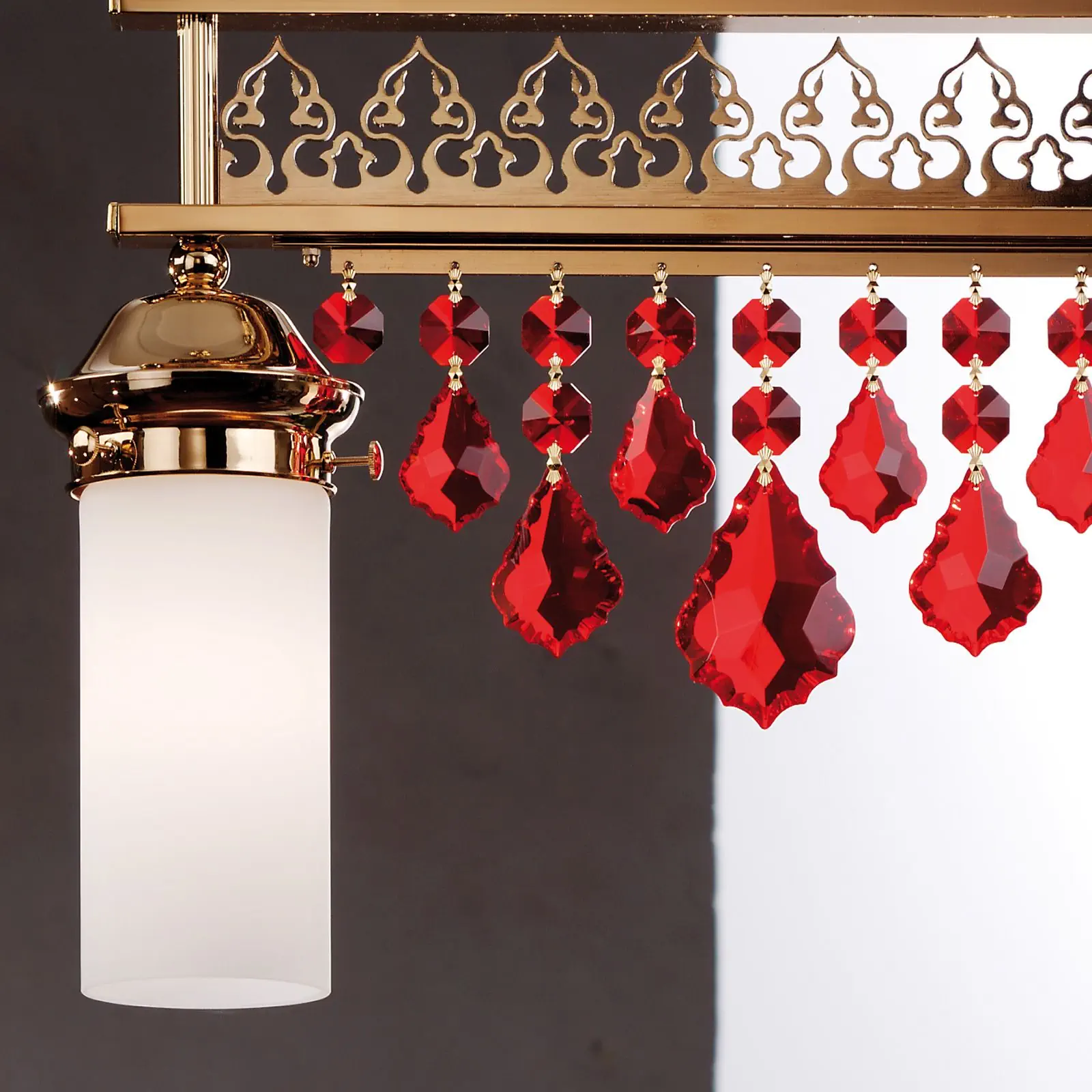 Viseća lampa ORIONtal, 2 izvora svetla, zlato, sa crvenim kristalnim privescima - 2