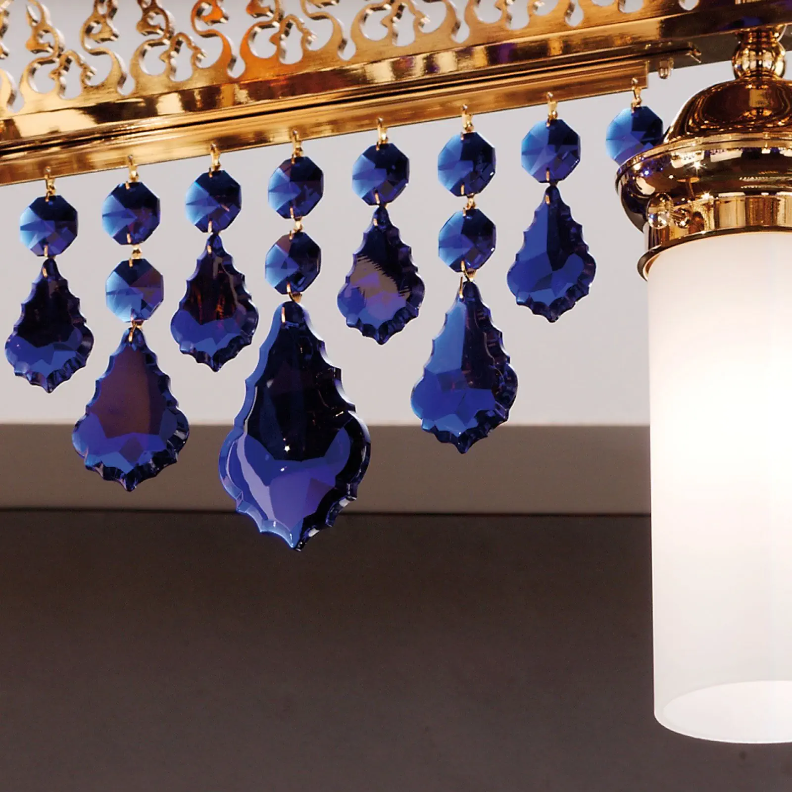 Viseća lampa ORIONtal, 4 izvora svetla, zlato, sa plavim kristalnim privescima - 2