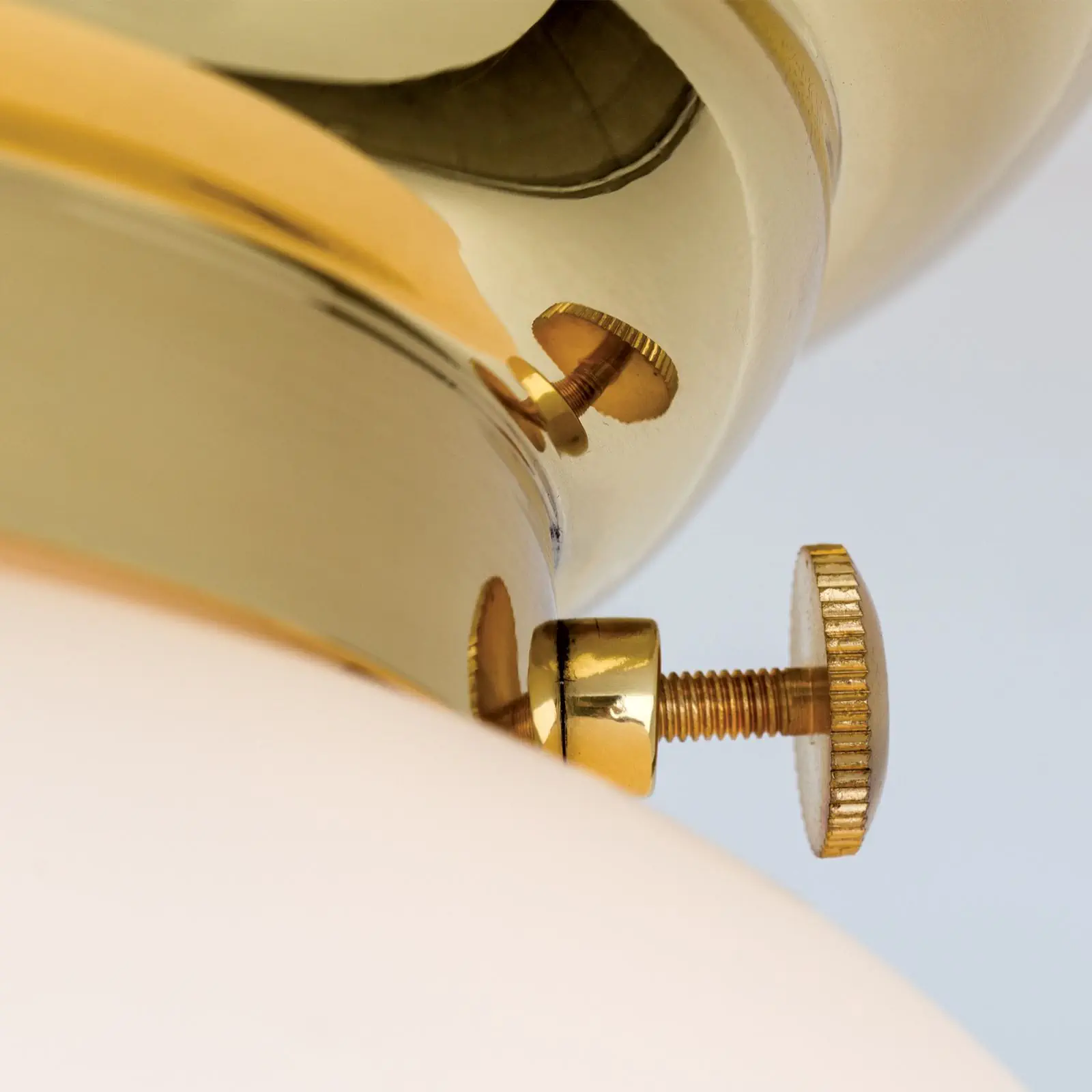 Plafonska lampa WIENER NOSTALGIE, sjajni mesing, opal-mat staklo, sa ukrasnim dugmetom, Ø 18 cm - 6