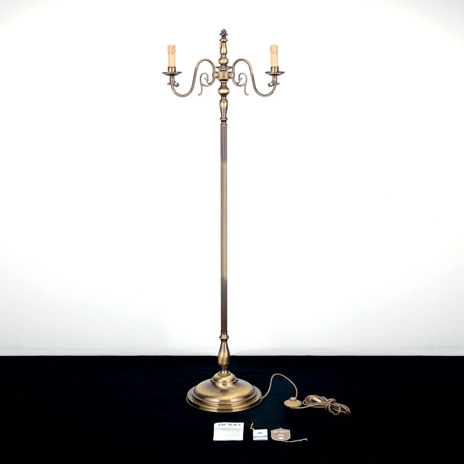 Stilizovana podna lampa FLÄMISCH, 3 držača sijalica, završna obrada u antiknom mesingu - 8