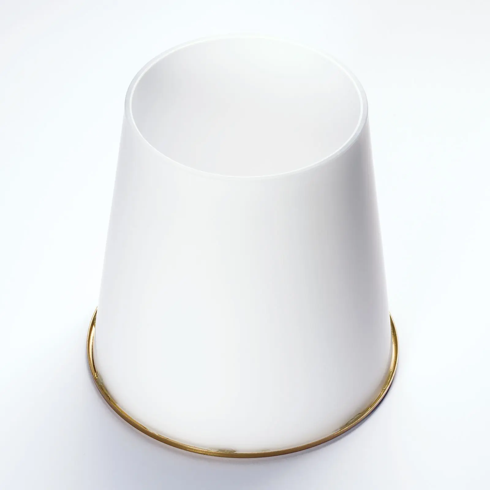 Stakleni abažur KONUS 456, mat opal sa zlatnim prstenom